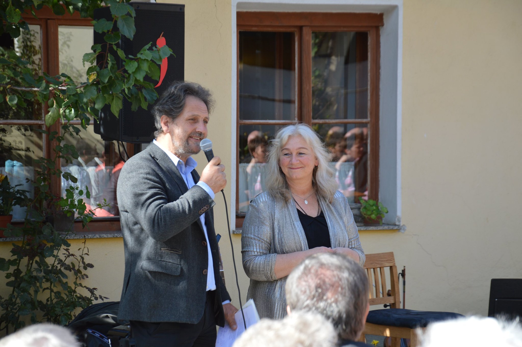 ​Andreas Höritzauer mit Brigitte El Mongi - von wegwartehof.at