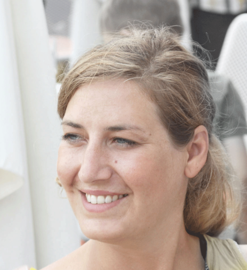 Elke Schmid ist staatlich geprüfte Gestalterin für Schmuck und Gerät und Gold- und Silberschmiedemeisterin.