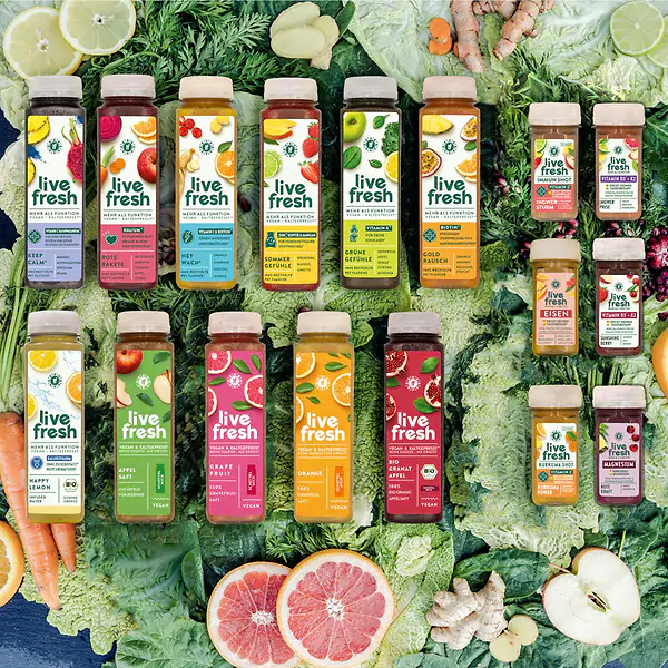 Diese Flaschen sind Teil einer LiveFresh Saftkur, die kaltgepresste Bio-Säfte und Shots für eine mehrtägige Fastenkur enthält.
