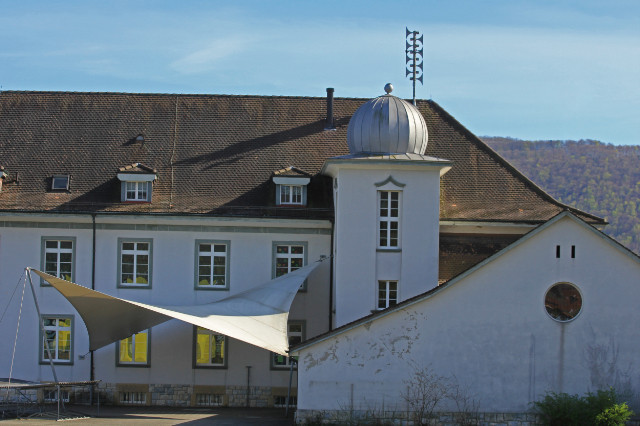 Kleinfeldschulhaus mit Turnhalle (rechts)