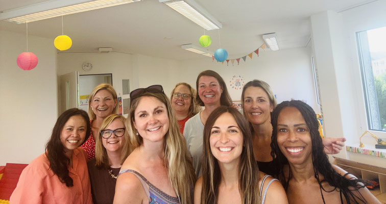 Custom Kids team of native English-speaking teachers.