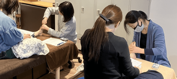 フットリフレクソロジー資格講座の様子（女性4名）