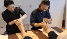 フットリフレクソロジー研修の様子（藤井・森脇）
