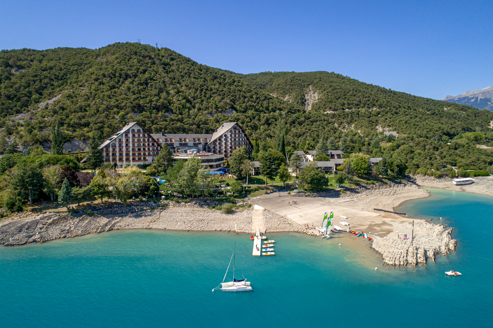 Les Hyvans au bord du lac de Serre-Ponçon - ©Savignard