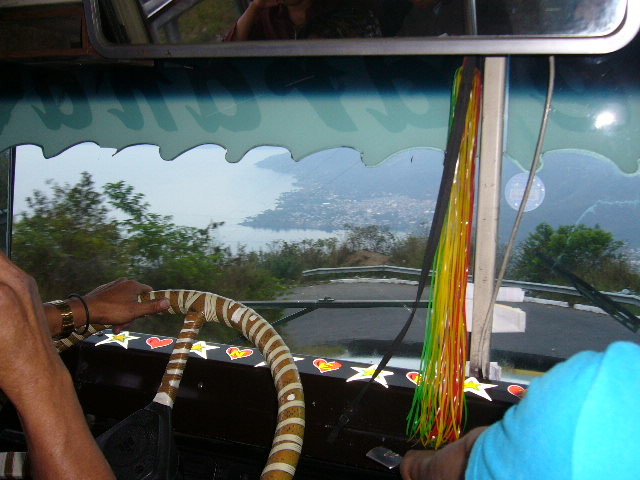 Fahrt  mit dem Chickenbus zum Atitlan See