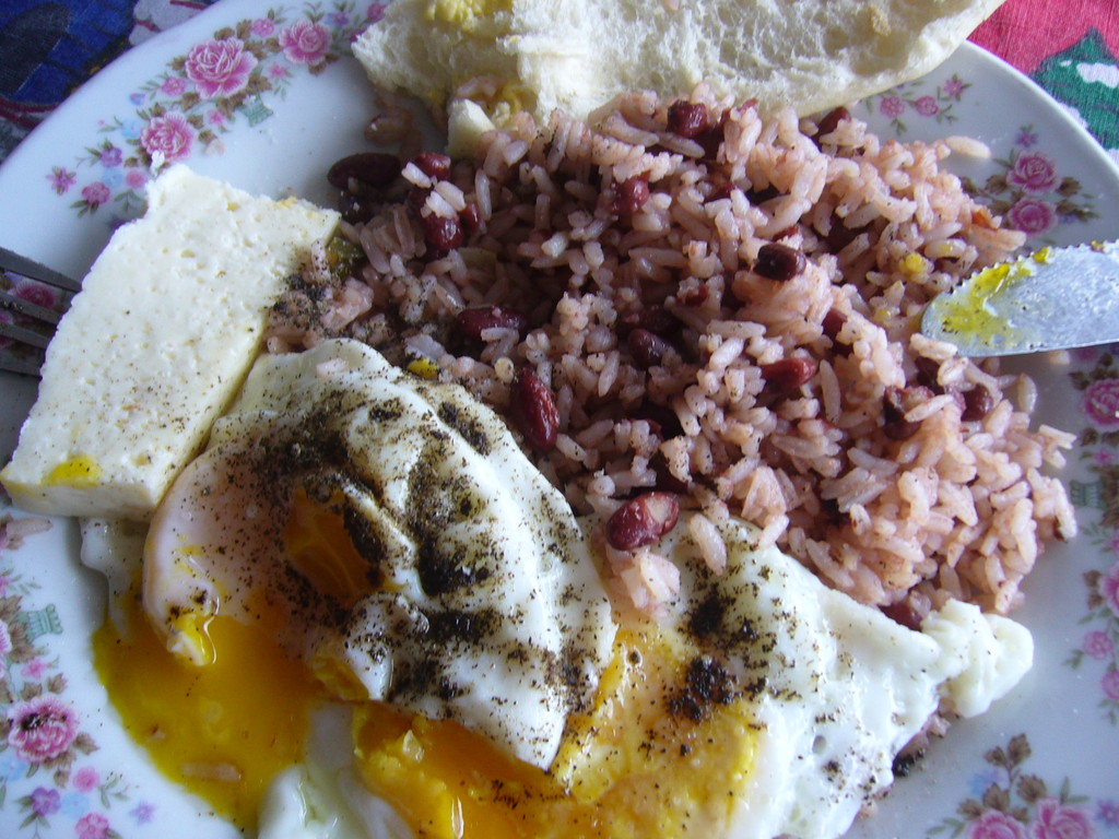 Gallo Pinto, landestypisches Fruehstueck mit Bohnen, Reis, Ei und Kaese