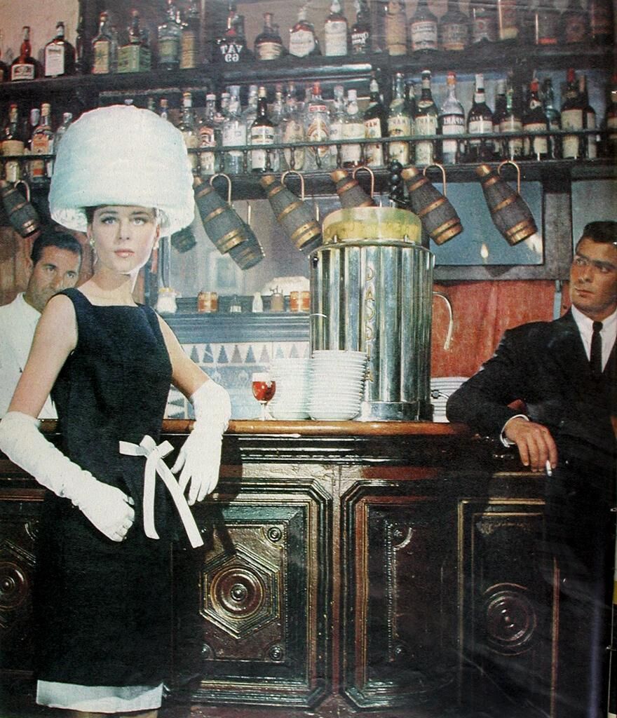 1965vestido negro de otomán y sombrero de paja  