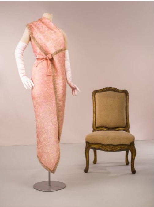 Vestido sari en cloqué rosa con hilos metálicos, rematado con pasamanería dorada, confeccionado en París en 1961.