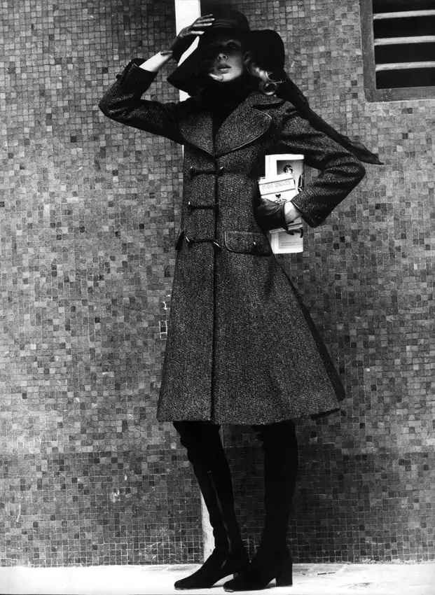 Pertegaz, abrigo de lana con accesorios de tendencia en 1975, como el sombrero y los guantes.