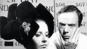 Manuel Pertegez posa con una modelo en 1960