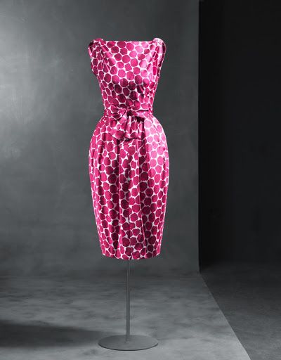 Vestido de cóctel con silueta tulipán. 1961