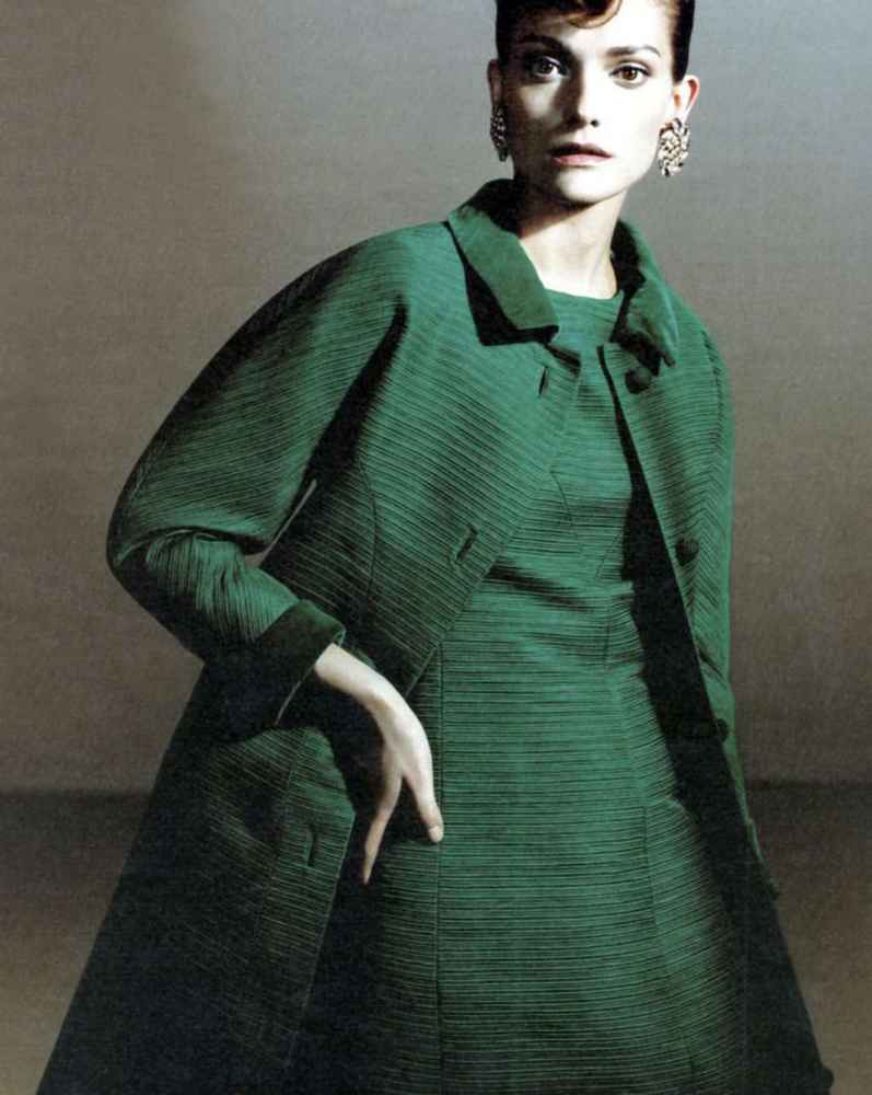 Laura Ponte con un conjunto de vestido y abrigo de 1972 de Pertegaz. 