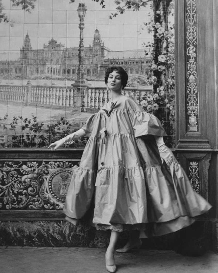 1954, La modelo Suzy Parker enfrente del tablao madrileño -Villa Rosa-