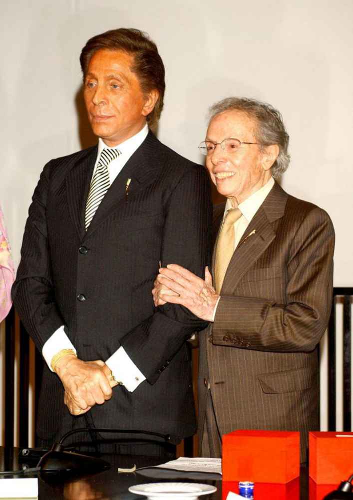 Valentino Gravani y Manuel Pertegaz reciben el premio Aguja de Oro en el Museo del Traje en Madrid, en junio de 2004.