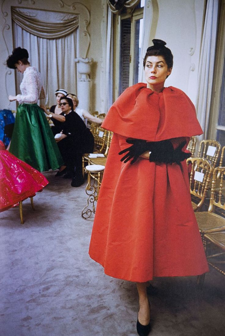 Abrigo de noche Balenciaga de otomán de seda escarlata, revista Life, 1954