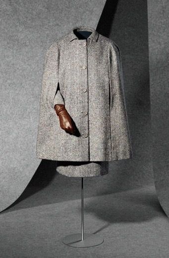Traje compuesto de tres piezas; cuerpo, falda y capa -Temporada de invierno de 1962 (Perteneció a Grace Kelly, princesa de Mónaco)