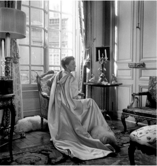 Condesa Mona Von Bismarck con modelo de Balenciaga, 1968