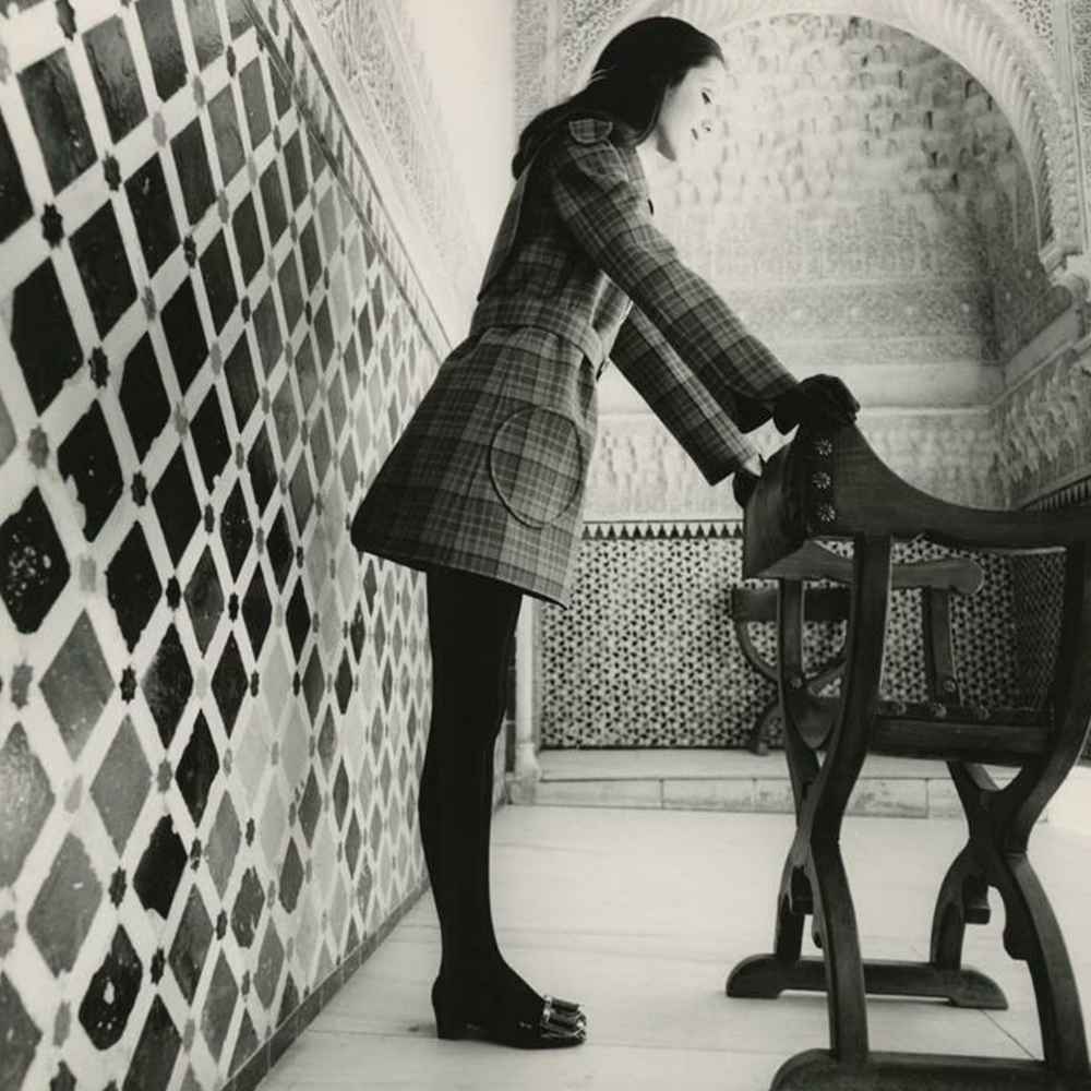 Vogue 1968, esta modelo lleva abrigo de lan