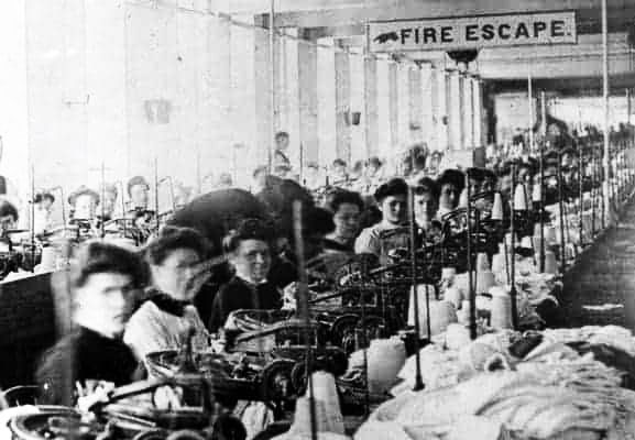 Fábrica "Triangle Shirtwaist" mujeres cosiendo
