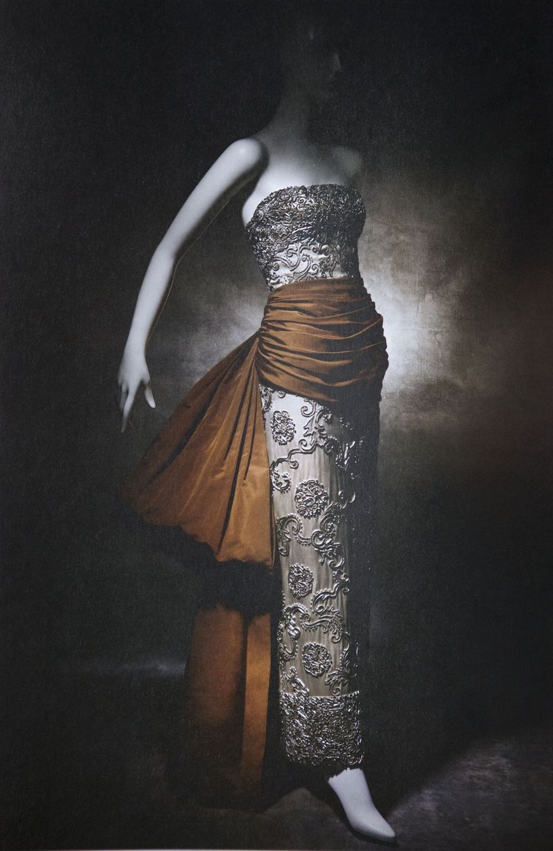 Vestido de noche en satén blanco, bordado con fajín de tafetán bronce,  1950.