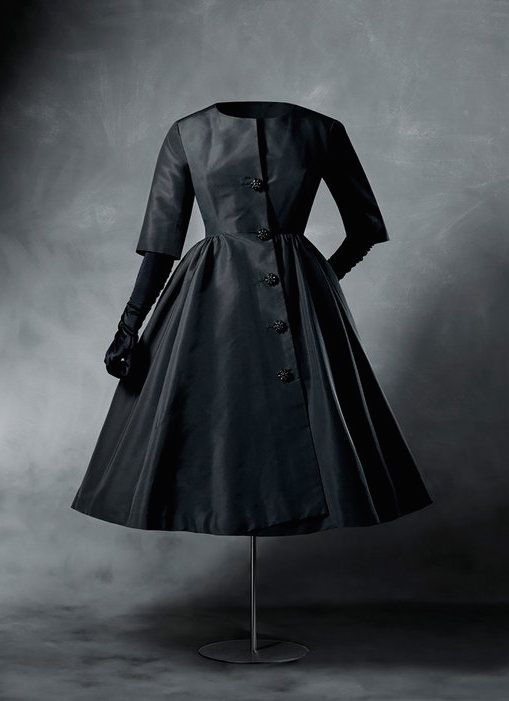  Este abrigo demuestra, una vez más, la genialidad creativa de Balenciaga. La cintura marcada y la elegancia de la falda reproducen la silueta "new look" en boga hasta mediados de los años 50. ,1956