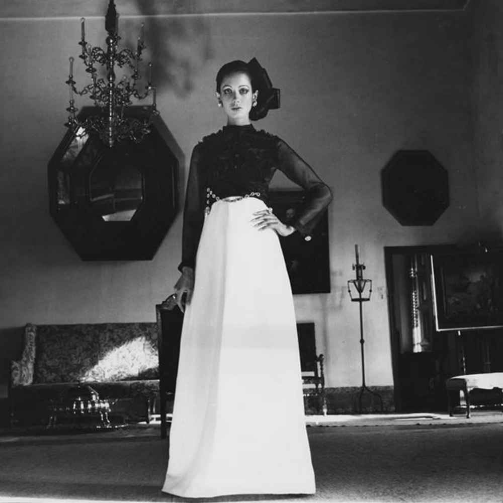 Vogue en 1969. Diseño con blusa de organiza y falda de crepe.