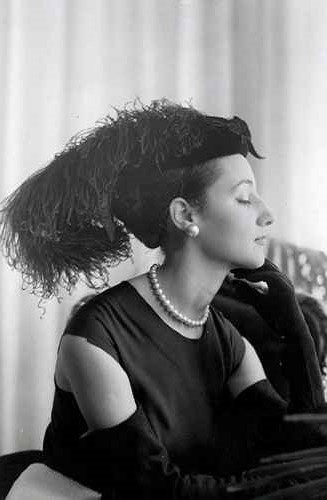 Pertegaz, casquete de terciopelo con pluma de avestruz 1955