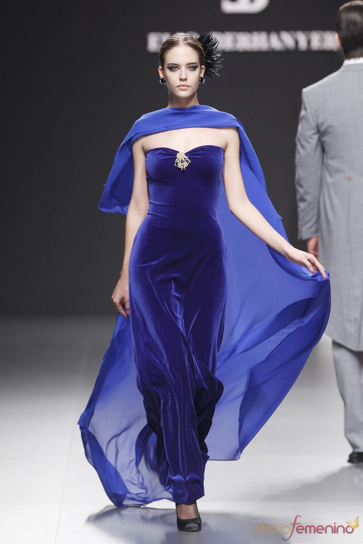 Vestido de noche en terciopelo azul.