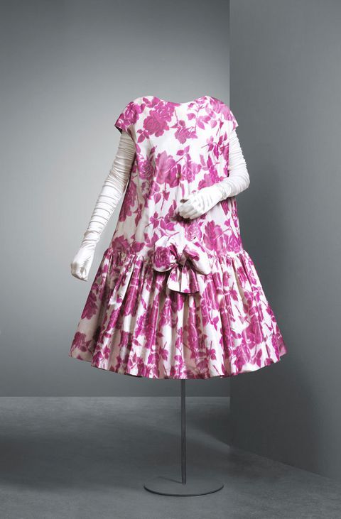 En 1958, Balenciaga creó el vestido que será bautizado con el término "baby doll". El tejido en de seda color marfil tiene una estampación floral en varios tonos de rojo y fucsia. El cuerpo, con corte en la línea de la cadera, es recto, con manga caída y 
