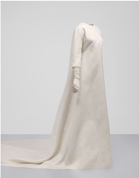 Vestido de novia 1968. Tejido gazar. Cuyas líneas puras que esconden sutilmente un corsé que modela el torso.