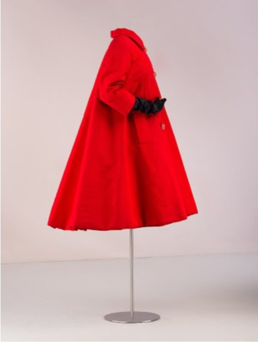 Abrigo de cóctel 1960. En gros de Tours rojo con botones de pasamanería. (Tejido de seda acanalado tafetán)