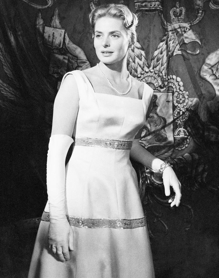 Ingrid-Bergman con modelo de Balenciaga (película -Anastasia-) Vestido de noche en raso de seda de color marfil con cinta rosa bordada.