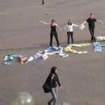 Schriftzug aus Plastiktüten - Aktion von Hanauer Schülern anlässlich des 1. Hessischen Tages der Nachhaltigkeit am 23.9.2010, Foto: Peter Centner