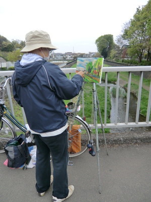 野川にかかる御狩野橋の上で絵を描いている方に遭遇