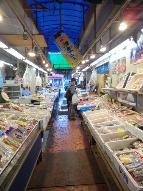 目的地の調布市場の魚屋さん。築地から直送のおいしそうな食材がいっぱい