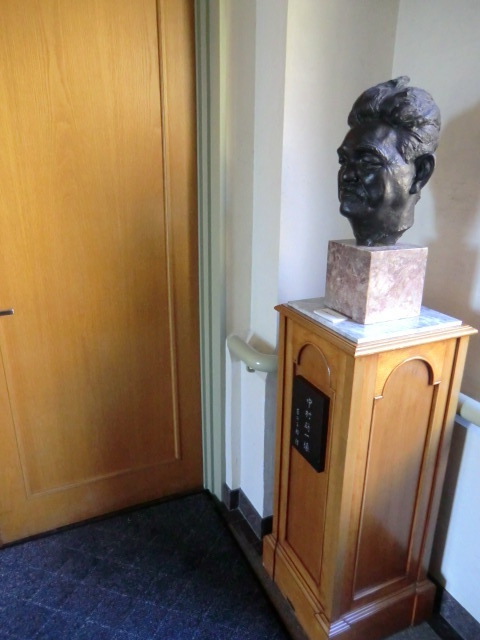 ２Ｆ展示室の入口と画伯の彫像