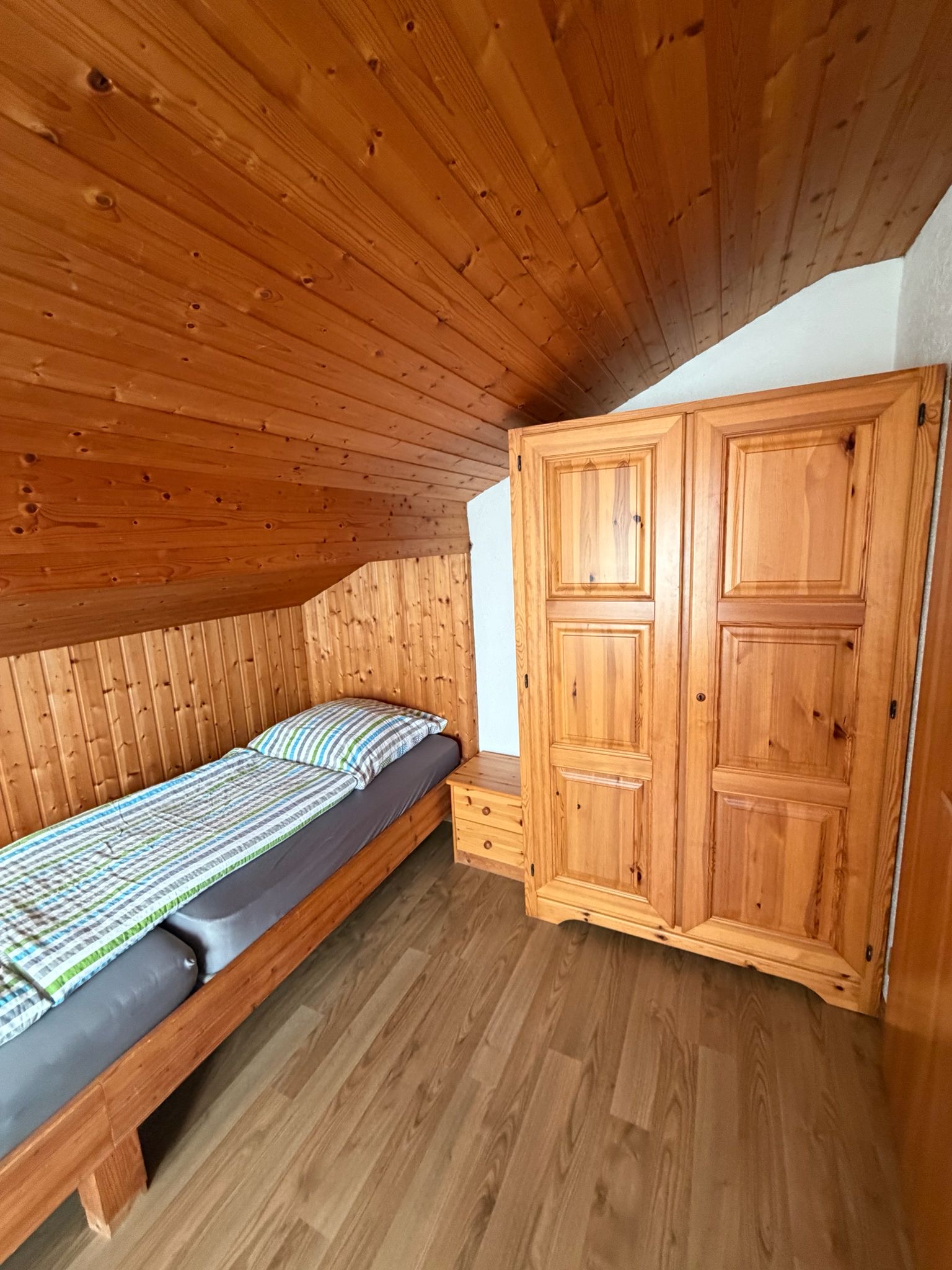 Schlafzimmer mit Langbett bzw. 2 Betten