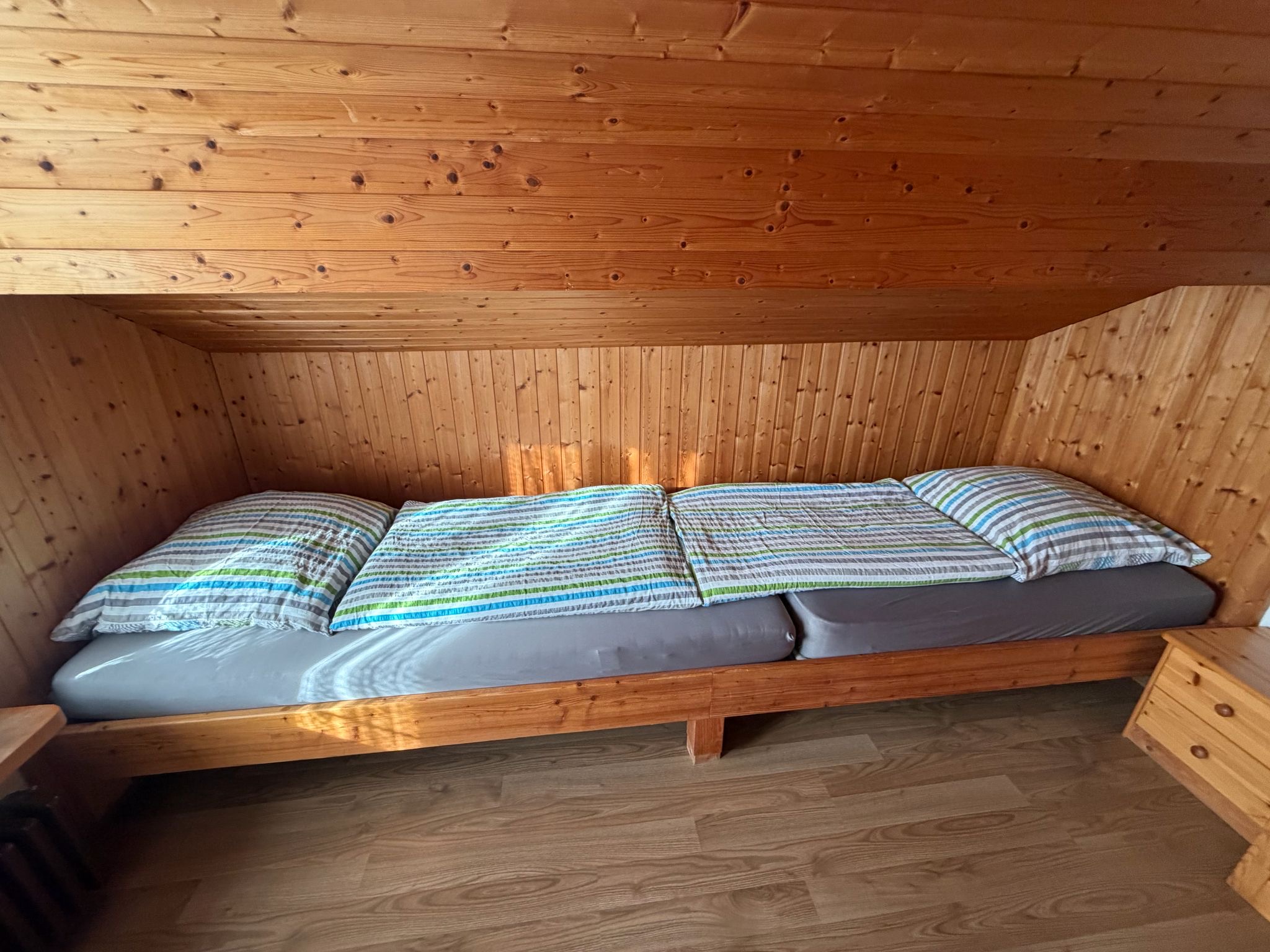 Schlafzimmer mit Langbett bzw. 2 Betten