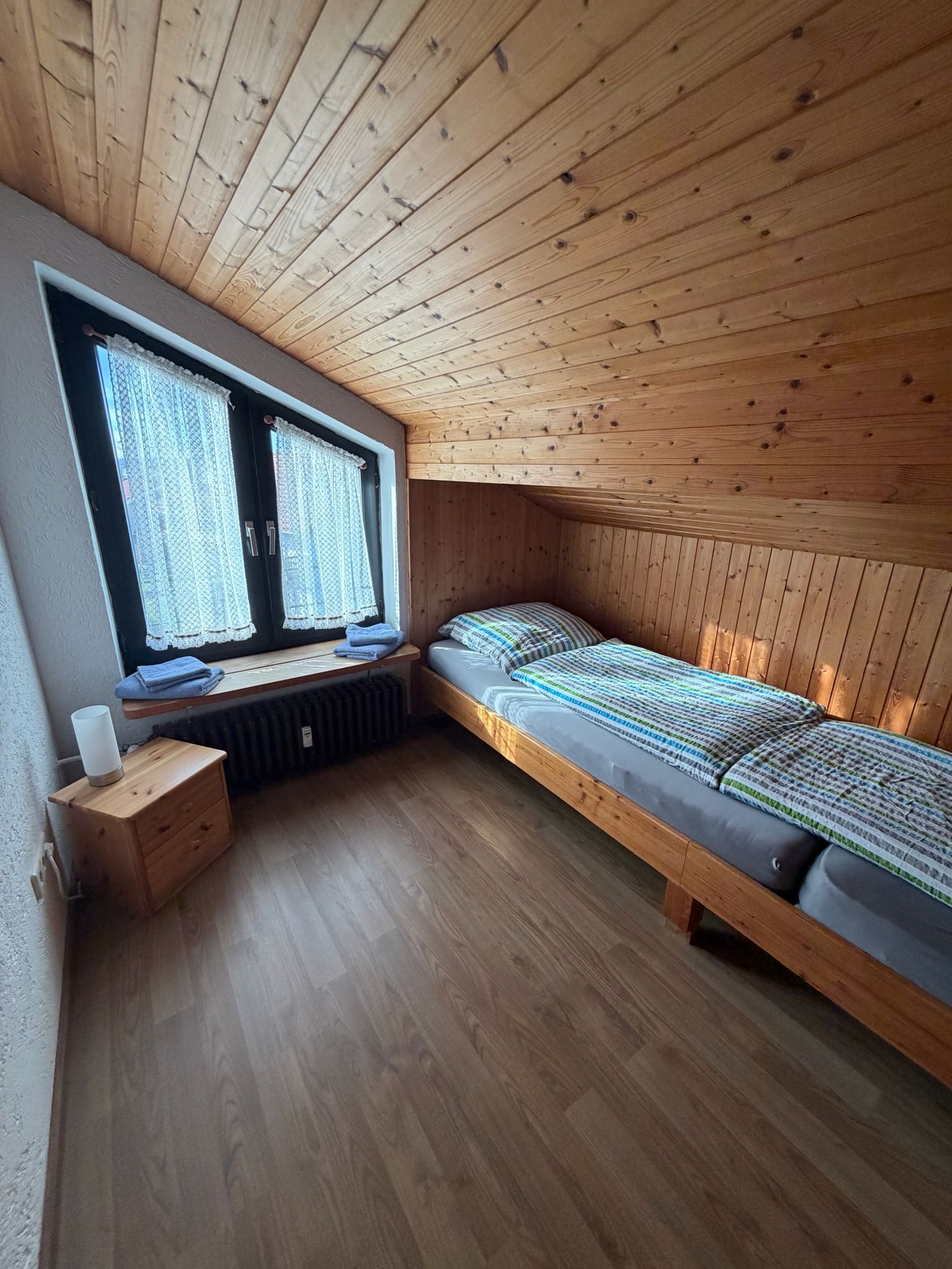 Schlafzimmer mit Langbett bzw. 2 Betten