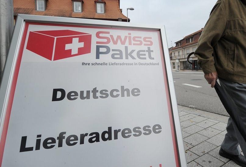 Viele Kunden aus der Schweiz lassen sich den Einkauf aus dem Online-Handel an eine deutsche Adresse liefern. (Bild: Keystone/Steffen Schmidt)