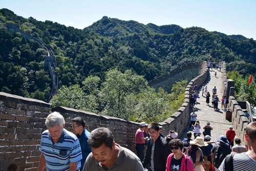 Die chinesische Mauer mit ca 21.000 km Länge ist das größte Bauwerk der Welt.