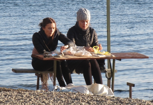 Die Damen frühstücken im See.
