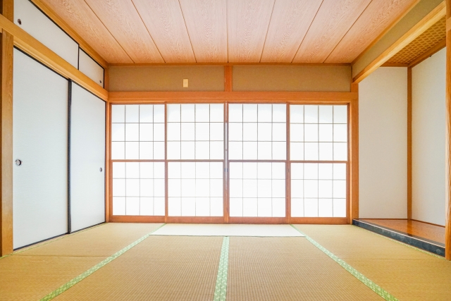 押し入れの中に身を潜めていた人