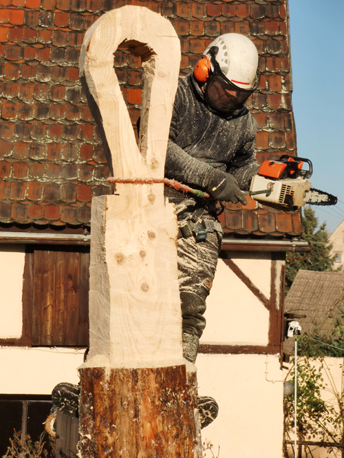 Entstehung der Skulptur »Tänzerin« aus einem Fichtenstamm, H: 3 m