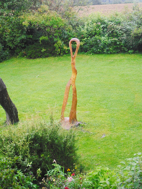 Skulptur  »Tänzerin« aus einem Fichtenstamm, H: 3 m