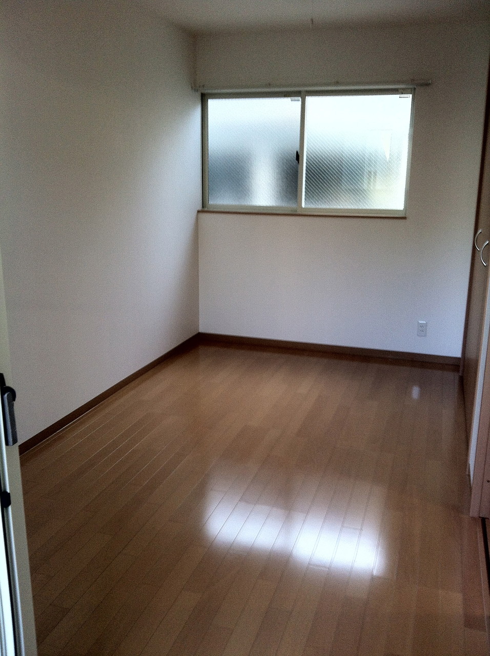階段を上って右側のお部屋（洋室①5.3帖）