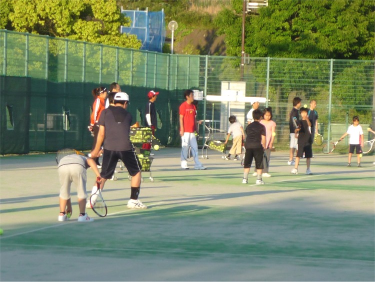 太陽が丘で親子で一緒にテニスを楽しみましょう！初めての方も経験者の方もお待ちしています。