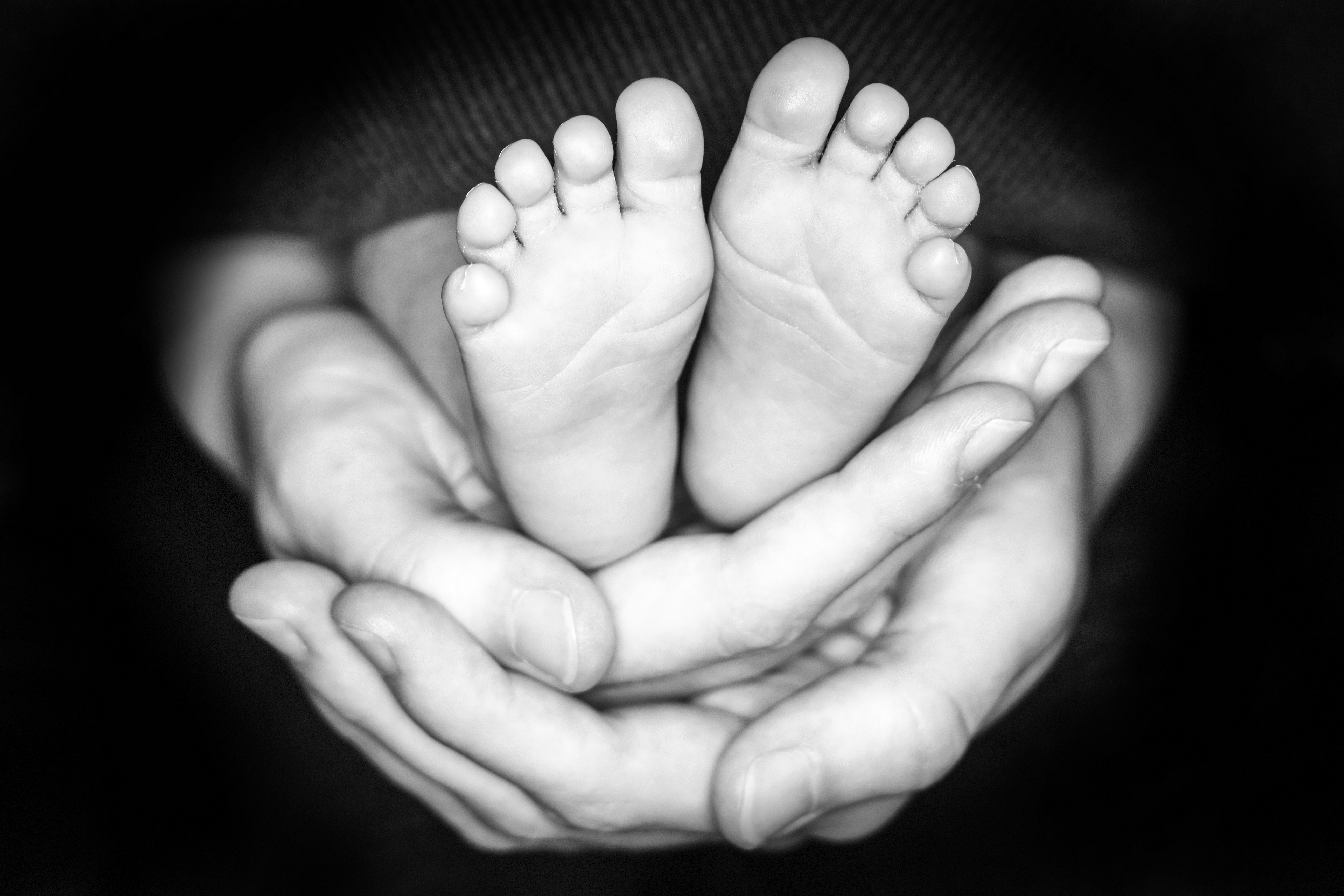 Ноги мамы для детей. Пяточки младенца в руках. Детские ножки в ладошках. Ножки малыша в руках. Ножки ребенка в руках родителей.