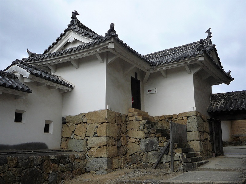 五十音を付した櫓－姫路城二の櫓（重文、矩折櫓でもある）兵庫県姫路市