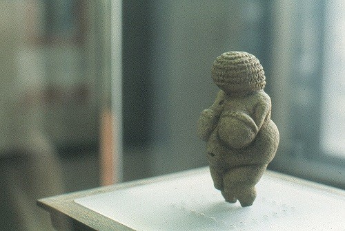 La Vénus de Willendorf - statuette originale - Musée d'histoire naturelle Vienne (Autriche) - Hauteur 11 cm - (Photo: Web) - Sylvie Foisel-Guigues